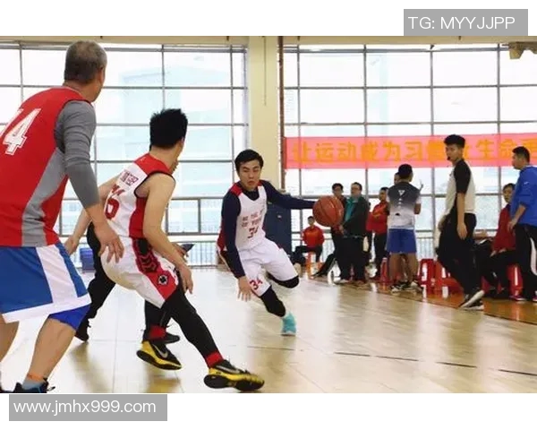 网友热潮模仿男足球明星技艺大比拼引发热议与欢笑